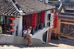 Turista al riparo del caldo estivo del villaggio di Zhouzhuang in Cina