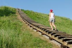 Turista sul sito archeologico di Kernave, Lituania: gli scavi di Kernave sono visitati ogni anno da migliaia di turisti, interessati a scoprire l'incredibile storia di questo luogo popolato ...