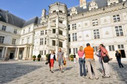 Turisti al Castello di Blois, regione Centro, ...