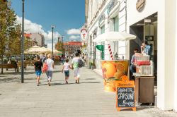 Turisti in centro a Cluj Napoca, Romania - Terza città del paese, Cluj Napoca è il principale centro economico del nord ovest con un settore terziario orientato soprattutto ai ...