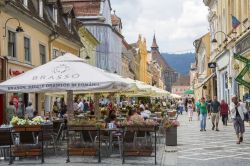 Turisti lungo via Repubblica, a Brasov - Affollata d'estate quanto d'inverno, nonostante il clima decisamente più fresco, via Repubblica è da sempre uno dei principali ...
