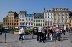 Turisti sulla Grande Place di Lille, la piazza più scenografica della città - OT Lille / © Laurent Ghesquière