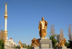 Monumento a Nyazov Ashgabad Turkmenistan - Foto di Giulio Badini / I Viaggi di Maurizio Levi