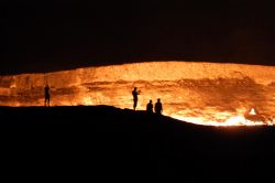 Turkmenistan il cratere di Darwaza di notte - Foto di Giulio Badini< / I Viaggi di Maurizio Levi