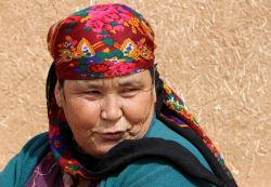 Turkmenistan, una donna turkmena  - Foto di Giulio Badini< / I Viaggi di Maurizio Levi