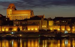 Turonia (Torun) di notte si riflette sul fiume Vistola, il piu importante della Polonia - © Nightman1965 / Shutterstock.com