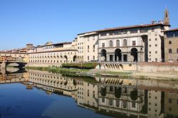 Panorama da uno dei Lungarni di Firenze: la Galleria degli Uffizi ed in ondo il ponte Vecchio. Queste zone offrirono molto l'alluvione dell'Arno a Firenze, del 4 novembre 1966 che videro ...