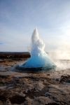 Un Geyser in eruzione (Strokkur) Islanda - Foto ...