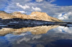 Un lago nel Parco Nazionale di Sequoia - Kings Canyon in California - © Sierralara / Shutterstock.com