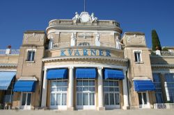 L'Hotel Kvarner, uno degli hotel storici di Opatija (Abbazia) in Croazia. Costruito nel 1884, fu tra i primi della costa adriatica e divenne un modello di eleganza per le altre strutture ...