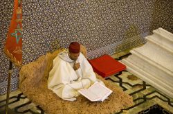 Lettura del Corano a Rabat: un imam, il sacerdote musulmano, legge il Corano all'interno del Mausoleo Hassan II, dal 2012 iscritto nella lista dei siti Patrimonio dell'Umanità ...