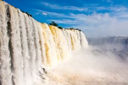 Un muro dacqua si precipita per oltre 100 metri alle cascate di Foz do Iguacu in brasile - © Pablo H Caridad / Shutterstock.com