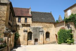 Un tipico cortile di Sarlat il Borgo in Aquitania ...