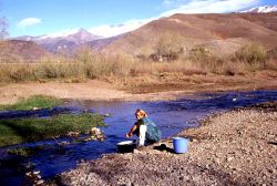 Una donna al fiume tra i monti dell Atlante in ...