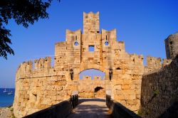 Antica porta di entrata nel centro di Rodi sulle mura della città greca - Perla del mar Egeo, Rodi ospita alcune delle più importanti testimonianze artistiche e architettoniche ...