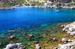 Una caletta sull'isola di Rodi, Grecia - A poco meno di 18 chilometri dalle coste della Turchia, l'isola di Rodi era storicamente famosa per l'omonimo colosso, statua del dio Helios, ...