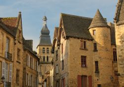 Una caratteristica strada medievale del borgo di Sarlat-la-Caneda Dordogna Francia - © javarman / Shutterstock.com