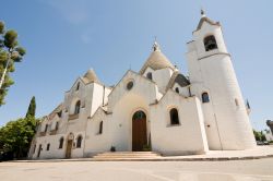 Una chiesa tra i Trulli di Alberobello - ©kwork75 / Shutterstock.com