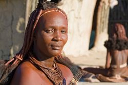 Una donna di etnia Himba in Namibia - © erichon / Shutterstock.com