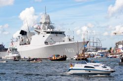 Una fregata della Marina Olandese all'Amsterdam Sail - Antichi velieri, imbarcazioni ultra moderne, barche di ogni dimensione e provenienza: il porto della capitale olandese ospita in occasione ...