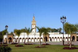 Una moschea di Rabat, Marocco: si trova a fianco del Palazzo Reale, adiacente ai giardini El Mechouar, attraverso i quali si accede a palazzo. Nonostante non sia permesso visitarlo e sia vigilato ...