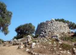 Una sorta di nuraghe talaiot a Talatì de Dalt, Minorca, Spagna. A 4 km circa dalla città di Maò, il giacimento archeologico di Talatì de Dalt è un villaggio ...