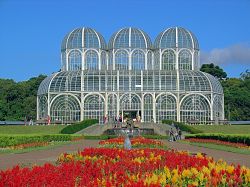 La spettacolare serra nel Giardino Botanico di Curitiba in Brasile. Le sue forme vogliono emulare il celebre Crystal Palace di Londra - © Giancarlo Liguori / Shutterstock.com