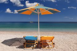 Una spiaggia dorata, mista a ciottoli a Karpathos (Dodecanneso), un delle isole del Mar Egeo in Grecia - © Ellen Driesse-Pladdet / Shutterstock.com