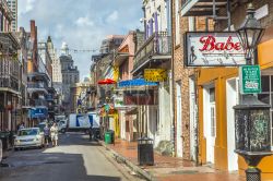 Una via del Quartiere Francese, New Orleans - Edifici bassi in stile coloniale con balconi in ferro battuto affiancano le grandi architetture dalle tipiche caratteristiche francesi costruite ...