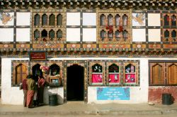 Una via del centro di Thimphu, la capitale del Bhutan,in Asia. La via principale della città è Norzin Lam, dove si trovano negozi ed i migliori hotel - © oksana.perkins / ...