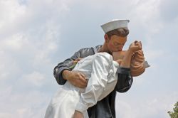 Un dettaglio dell'operain bronzo di S. Johnson "Unconditional Surrender" la famosa statua di Sarasota in Florida (USA), rappresenta il famoso bacio di fine Seconda Guerra Mondiale ...