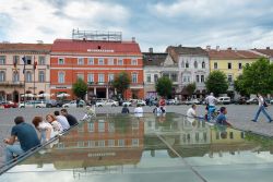 Unirii Square a Cluj Napoca, Romania - La più grande e importante piazza della città rumena di Cluj Napoca è anche una delle più ampie di tutto il paese con la sua ...