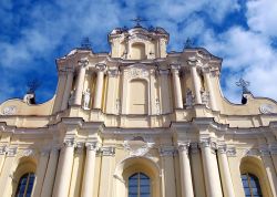 L'Universita di Vilnius in Lituania risale alla metà del sedicesimo secolo, questa inquadrata è la facciata dell'annessa chiesa di San Giovanni - © RadVila / Shutterstock.com ...