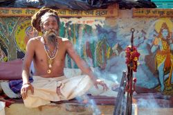 Uomo Sadhu con turbante, durante il festival di Kumbh Mela - Foto di Giulio Badini / I Viaggi di Maurizio Levi