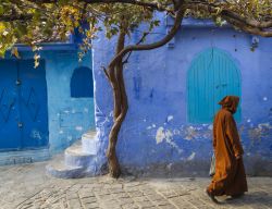 Uomo in strada nella medina di Chefchaouen in Marocco - © Pagina / Shutterstock.com