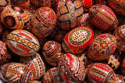 Le uova dipinte a mano di Bucarest (Romania) sono il simbolo della Pasqua ortodossa: si vendono ai mercatini mentre i fedeli accendono le candele in chiesa, come da tradizione © Andrei_Badau ...