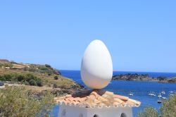 Uovo, casa-museo di Salvador Dalì nel borgo di Cadaques, Costa Brava, Spagna 164261321 1 - © Ammit Jack / Shutterstock.com