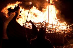 A Lerwick sulle Isole Shetland per Up Helly Aa. Ogni anno sulle Isole Shetland della Scozia, l'ultimo martedì del mese di gennaio. La giornata prevede una serie di marce da parte ...