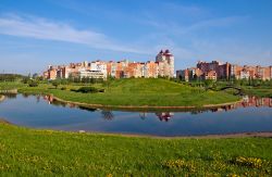 Uruchie è un moderno distretto residenziale di Minsk, Bielorussia, addolcito dal verde circostante e dalle anse del fiume Svislač - © MrVitkin / Shutterstock.com