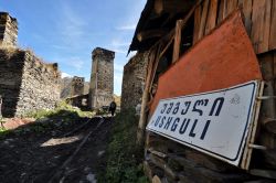Ushguli, l'ingresso nel borgo turrito, uno dei villaggi dello Svaneti inseriti dall'Unesco nei patrimoni dell'Umanità. Siamo nel nord-ovest della Georgia, tra le montagne ...