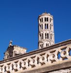 La torre Fenestrelle di Uzes, Francia. Prende il nome dai cinque piani di bifore costruiti sopra il primo piano cieco - © bunyos - Fotolia.com