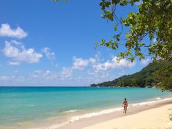 Vacanza a Beau Vallon, la celebre spiaggia alle Seychelles, sull'isola di Mahe - © chbaum / Shutterstock.com