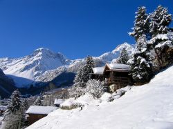 La remota Val d'Anniviers, nella Svizzera francese. In fotografia il villaggio di Grimentz non lontano da Sierre, durante la stagione invernale - © iPics / Shutterstock.com