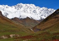 La valle del fiume Enguri, nello Svaneti. Da qui, ad Ushguli, un sentiero conduce a circa 2.800 m di quota alla base del ghiacciaio Shkhara, dominato dall'omonima montagna che con i suoi ...