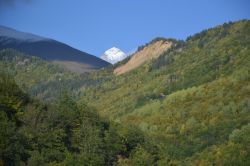 Le montagne nei dintorni di Mestia, nella valle dello Svaneti, il magico paesaggio montano della Georgia