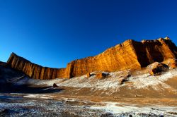 La Valle della Luna nei pressi di San Pedro de Atacama in Cile. Le roccie dalle tinte arancioni si alternano a croste di sali dalle tonalità chiare, il tutto si fonde in paesaggio lunare ...