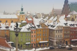 Varsavia in inverno: le case colorate del centro storico (Stare Miasto), con i tetti spruzzati di neve. Il clima di Varsavia è tipicamente continentale, freddo di inverno e caldo in estate ...