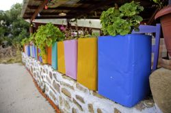 Sull'isola di Chios, nella Grecia nord-orientale, vasi colorati in un simpatico caffé di Karfas. A Karfas, 7 km a sud di Chios città, c'è una delle spiagge più ...