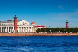 L'isola Vasilyevsky di San Pietroburgo è circondata dai fiumi Bolshaya Neva e Malaya Neva a sud e nord-est, ed è bagnata dal Golfo di Finlandia a ovest. Vi si riconoscono ...