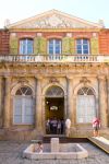 La vecchia Università di Perpignan, la bella città del sud della Francia, a pochi chilometri dal confine con la Spagna - © Natursports / Shutterstock.com 